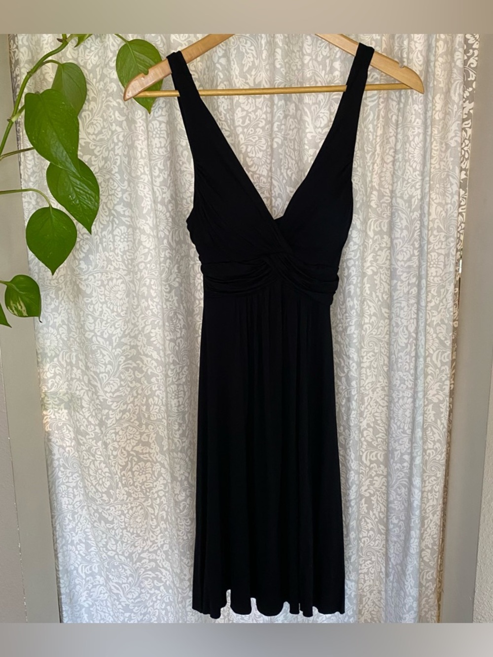 Dulce Carola Classic Black V-Neck Sleeveless Dress